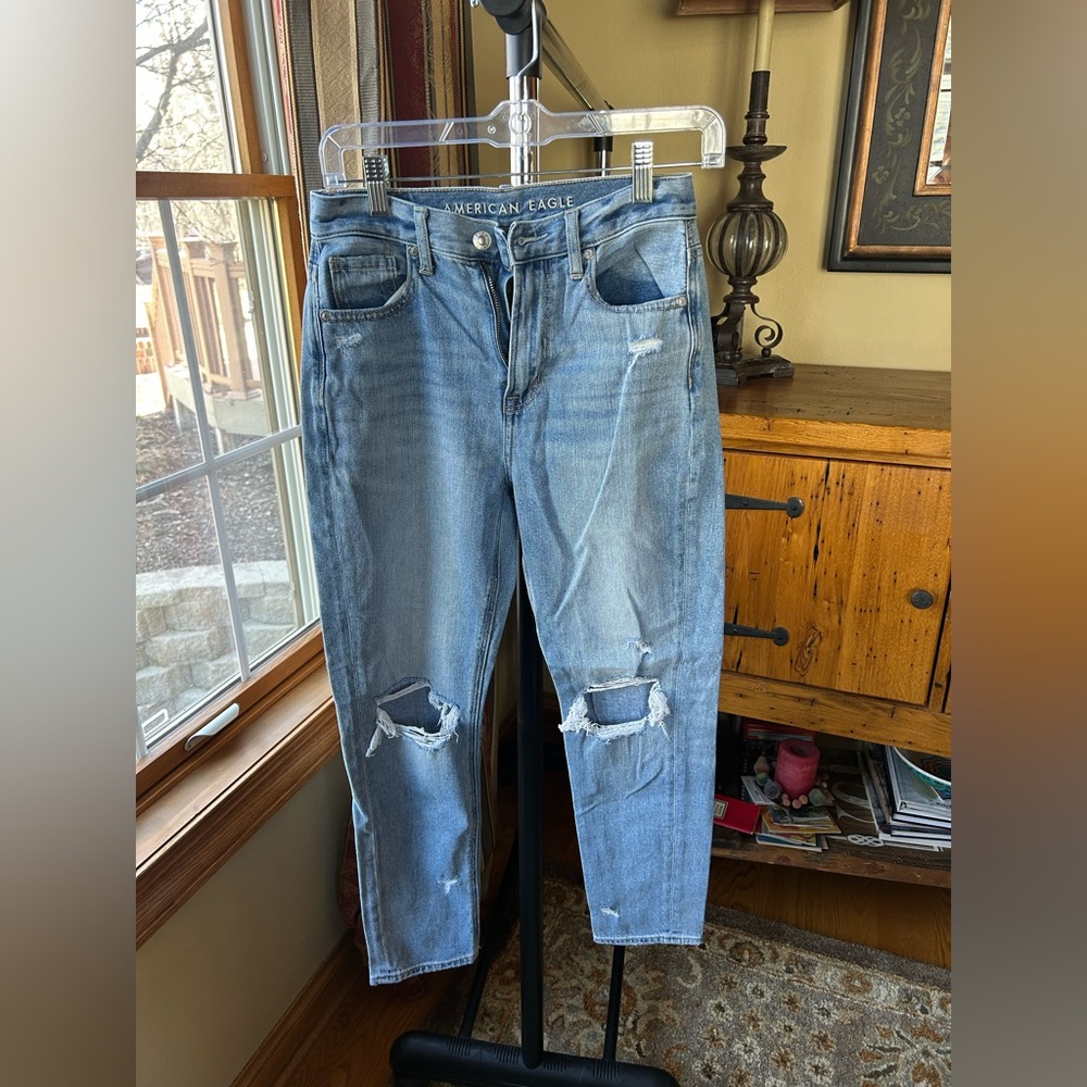 American Eagle Ripped Mom Jeans size 0 short